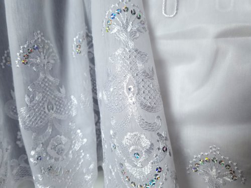 ZAZDROSTKA ETAMINA HAFTY I CEKINY NA BIELI  (cena za 0,50mb)