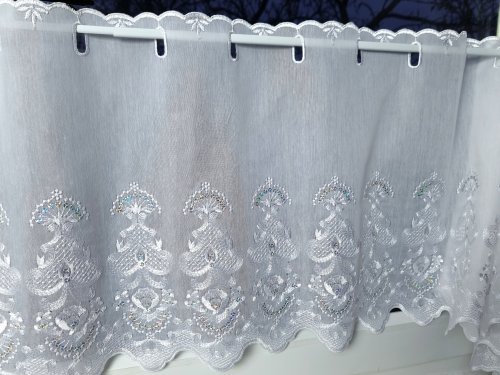 ZAZDROSTKA ETAMINA HAFTY I CEKINY NA BIELI  (cena za 0,50mb)