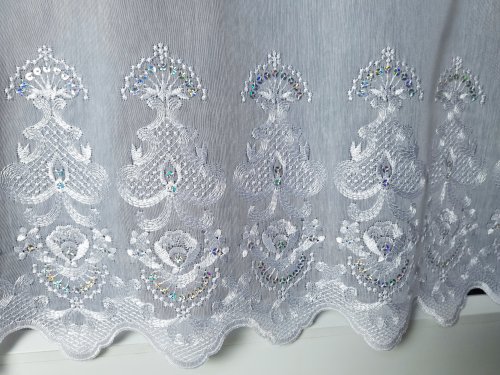 Zazdrostka etamina hafty i cekiny na bieli  (cena za 0,50mb)