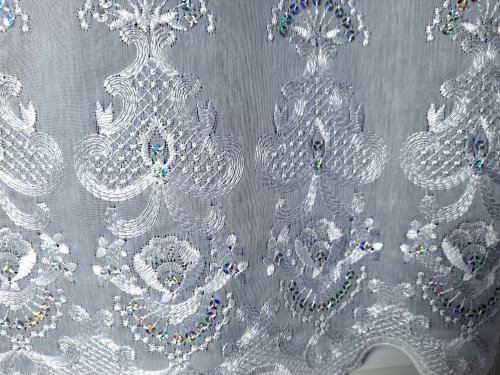 ZAZDROSTKA ETAMINA HAFTY I CEKINY NA BIELI  (cena za 0,50mb)