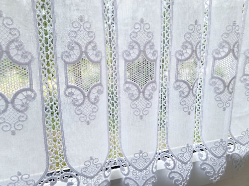 ZAZDROSTKA HAFTOWANY BATYST KORONKA 99007  (cena za 0,50mb)