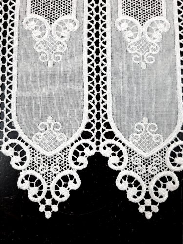 ZAZDROSTKA HAFTOWANY BATYST KORONKA 99007  (cena za 0,50mb)