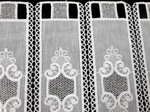 ZAZDROSTKA HAFTOWANY BATYST KORONKA 99007  (cena za 0,50mb)