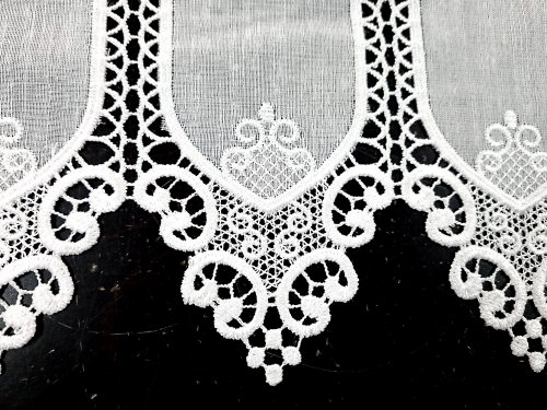 ZAZDROSTKA HAFTOWANY BATYST KORONKA 99007  (cena za 0,50mb)