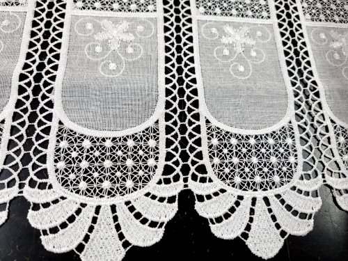 ZAZDROSTKA HAFTOWANY BATYST KORONKA 98900  (cena za 0,50mb)