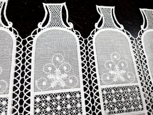 ZAZDROSTKA HAFTOWANY BATYST KORONKA 98900  (cena za 0,50mb)