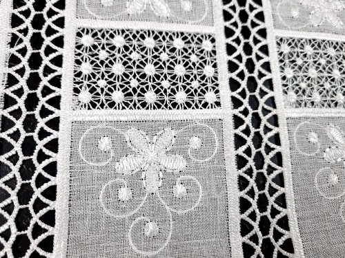 ZAZDROSTKA HAFTOWANY BATYST KORONKA 98900  (cena za 0,50mb)