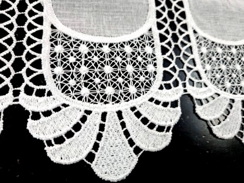 ZAZDROSTKA HAFTOWANY BATYST KORONKA 98900  (cena za 0,50mb)