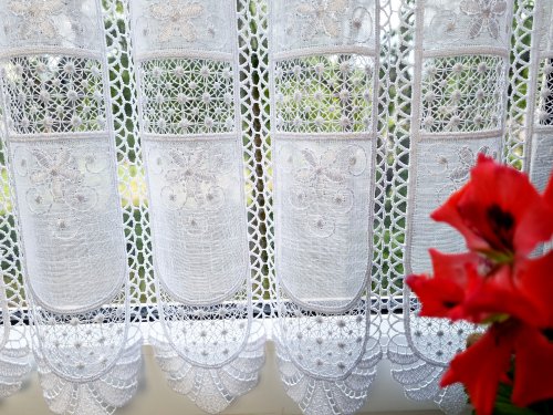 ZAZDROSTKA HAFTOWANY BATYST KORONKA 98900  (cena za 0,50mb)