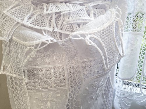 ZAZDROSTKA HAFTOWANY BATYST KORONKA 98900  (cena za 0,50mb)