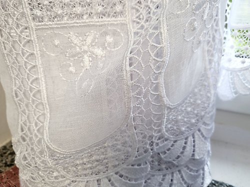 ZAZDROSTKA HAFTOWANY BATYST KORONKA 98900  (cena za 0,50mb)