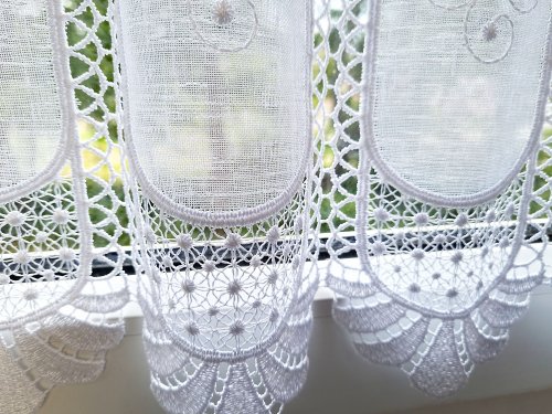 ZAZDROSTKA HAFTOWANY BATYST KORONKA 98900  (cena za 0,50mb)