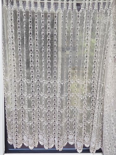 ZAZDROSTKA GIPIURA HAFT KLASYK RÓŻE  wys. 155cm (cena za 0,50mb)