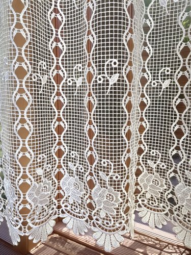 ZAZDROSTKA GIPIURA HAFT KLASYK RÓŻE  wys. 155cm (cena za 0,50mb)