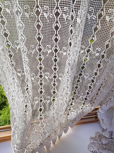 ZAZDROSTKA GIPIURA HAFT KLASYK RÓŻE  wys. 155cm (cena za 0,50mb)