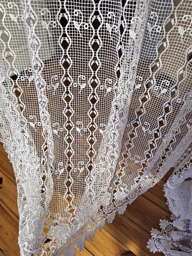 ZAZDROSTKA GIPIURA HAFT KLASYK RÓŻE  wys. 155cm (cena za 0,50mb)