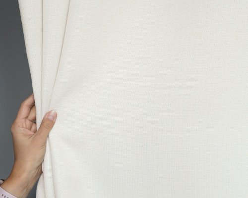 ZASŁONA O STRUKTURZE LNU ZACIEMNIAJĄCA JASNY KREM