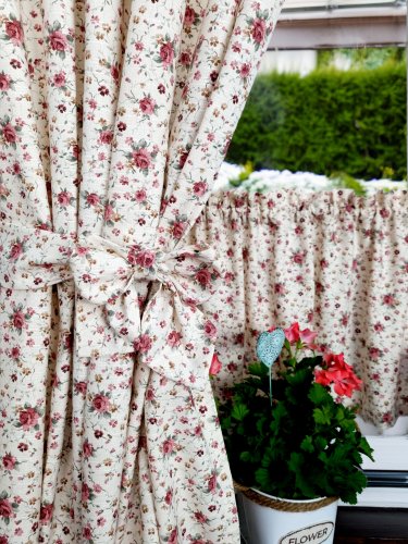 ZESTAW ZASŁON+ZAZDROSTKA KREM MAŁE RÓŻE PROWANSJA