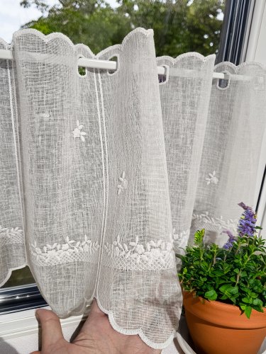 ZAZDROSTKA PANEL HAFT BIAŁE KWIATUSZKI 35CM/60CM  (cena za 0,50mb)