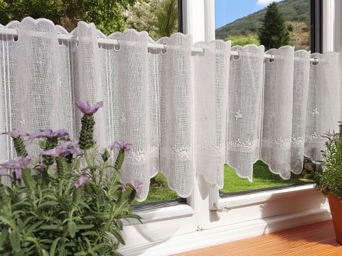 ZAZDROSTKA PANEL HAFT BIAŁE KWIATUSZKI 35CM/60CM  (cena za 0,50mb)