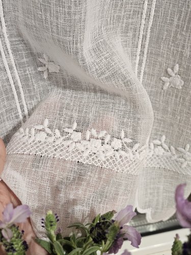 ZAZDROSTKA PANEL HAFT BIAŁE KWIATUSZKI 35CM/60CM  (cena za 0,50mb)