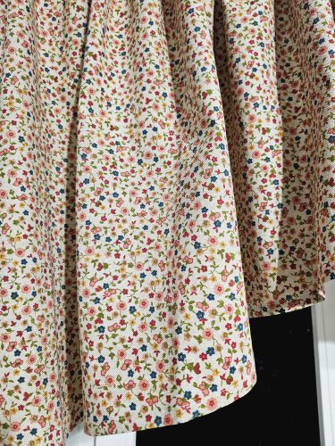 ZESTAW LAMBREKIN + ZAZDROSTKA BEŻ KOLOROWE KWIATUSZKI