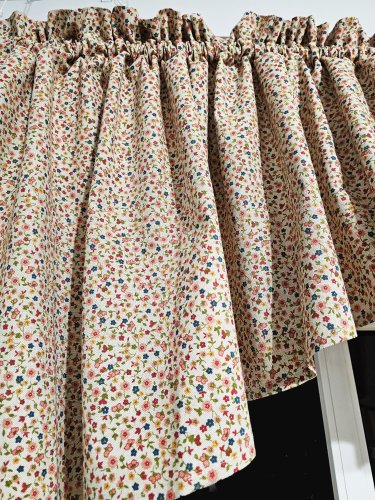 ZESTAW LAMBREKIN + ZAZDROSTKA BEŻ KOLOROWE KWIATUSZKI 2