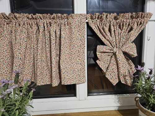 ZESTAW LAMBREKIN + ZAZDROSTKI BEŻ KOLOROWE KWIATUSZKI 3