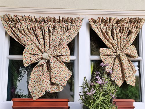 ZESTAW LAMBREKIN + ZAZDROSTKI BEŻ KOLOROWE KWIATUSZKI 3