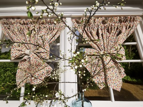 ZESTAW LAMBREKIN + ZAZDROSTKI BEŻ KOLOROWE KWIATUSZKI 3