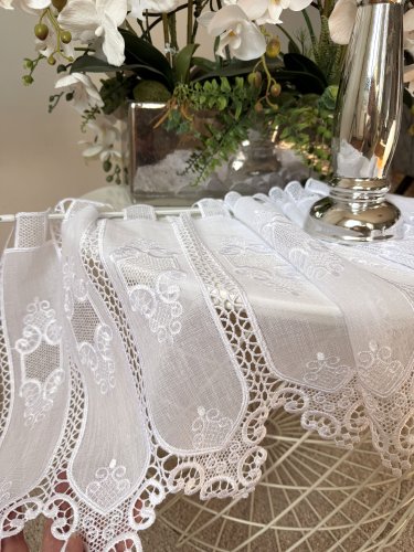  ZAZDROSTKA HAFTOWANY BATYST KORONKA 99007  (cena za 0,50mb)