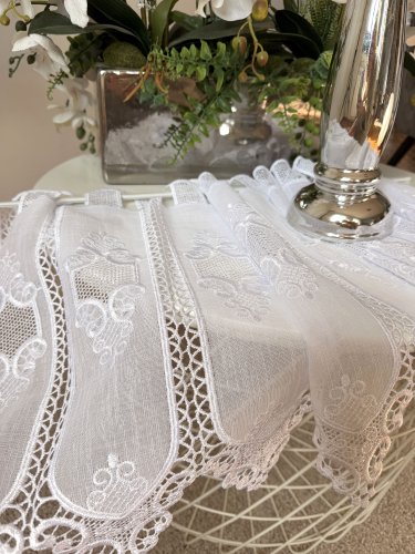  ZAZDROSTKA HAFTOWANY BATYST KORONKA 99007  (cena za 0,50mb)