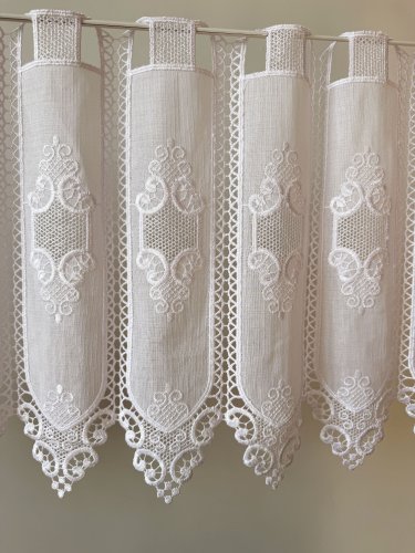  ZAZDROSTKA HAFTOWANY BATYST KORONKA 99007  (cena za 0,50mb)