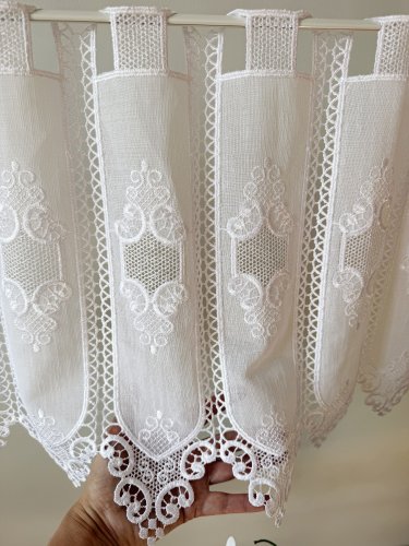  ZAZDROSTKA HAFTOWANY BATYST KORONKA 99007  (cena za 0,50mb)