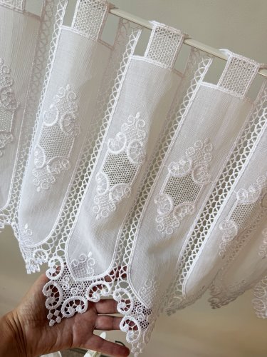  ZAZDROSTKA HAFTOWANY BATYST KORONKA 99007  (cena za 0,50mb)