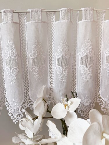  ZAZDROSTKA HAFTOWANY BATYST KORONKA 99007  (cena za 0,50mb)