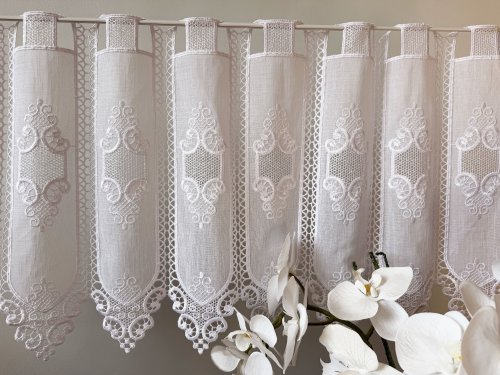  ZAZDROSTKA HAFTOWANY BATYST KORONKA 99007  (cena za 0,50mb)