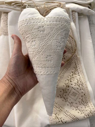 Zakostyl wiszące serce krem koronka ecru handmade