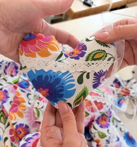 ZAKOSTYL WISZĄCE SERCE KORONKA HANDMADE