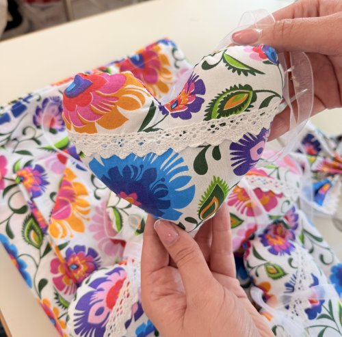 ZAKOSTYL WISZĄCE SERCE KORONKA HANDMADE