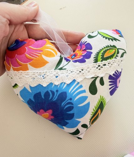 Zakostyl wiszące serce koronka handmade
