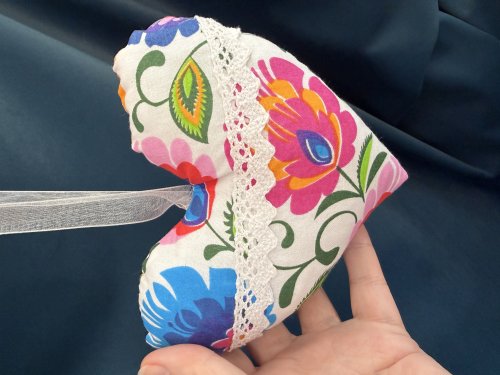 ZAKOSTYL WISZĄCE SERCE KORONKA HANDMADE