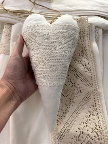 ZAKOSTYL WISZĄCE SERCE KREM KORONKA ECRU HANDMADE
