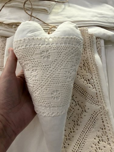 ZAKOSTYL WISZĄCE SERCE KREM KORONKA ECRU HANDMADE