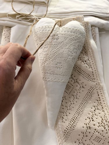 ZAKOSTYL WISZĄCE SERCE KREM KORONKA ECRU HANDMADE