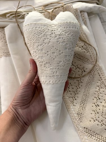 ZAKOSTYL WISZĄCE SERCE KREM KORONKA ECRU HANDMADE