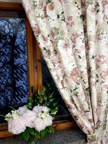 ZASŁONA ENJOY PASTELOWY ZIELONY OGRÓD RÓŻE SZER.140cm