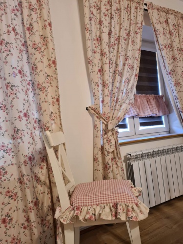 ZAKOSTYL POSZEWKA NA KRZESŁO VINTAGE SHABBY KWIATY KRATA