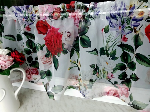 ZAKOSTYL ZAZDROSTKA CZERWONE ROŻE WOAL 150/40cm