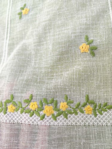 ZAZDROSTKA PANEL HAFT ŻÓŁTE KWIATUSZKI 35CM/60CM  (cena za 0,50mb)